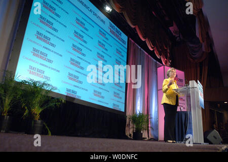 Le candidat démocrate à la Sénatrice Hillary Rodham Clinton (D-NY) prend la parole à l '2007 Take Back America' conférence organisée par la campagne pour l'avenir de l'Amérique, à Washington, le 20 juin 2007. (UPI Photo/Kevin Dietsch) Banque D'Images