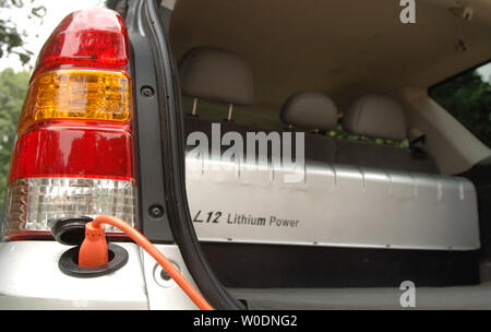 Un bouchon est vu connecté dans un Ford Escape plug-in Hybrid SUV lors d'une démonstration sur les nouvelles technologies de l'énergie visant à améliorer l'efficacité énergétique des Amériques, sur la colline du Capitole à Washington le 20 juin 2007. La technologie hybride plug-in utilise à la fois la technologie hybride actuel avec un plug-in de batterie au lithium rechargeable. (UPI Photo/Kevin Dietsch) Banque D'Images