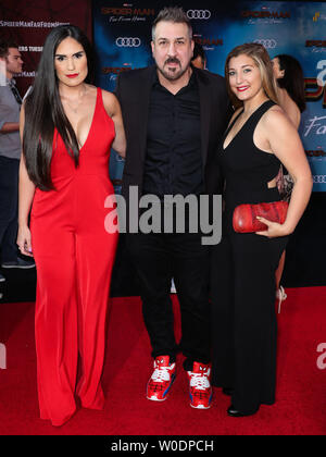 Hollywood, États-Unis. 26 Juin, 2019. HOLLYWOOD, LOS ANGELES, CALIFORNIE, USA - Le 26 juin : Izabel Araujo, Joey Fatone et Briahna Joely Fatone arrivent à Los Angeles la première de Sony Pictures' 'Spider-Man loin de la maison' tenue à l'IMAX Théâtre chinois de Grauman, 26 juin 2019 à Hollywood, Los Angeles, Californie, États-Unis. (Photo par Xavier Collin/Image Crédit : Agence de Presse) L'agence de presse Image/Alamy Live News Banque D'Images