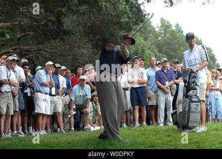 Phil Mickelson hits des rough sur l'allée du 18e au premier tour de la première nationale d'AT&T au Congressional Country Club à Potomac, Maryland le 5 juillet 2007. (UPI Photo/Kevin Dietsch) Banque D'Images