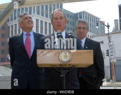 L'État de New York républicain le chef de la majorité au Sénat Joseph L. Bruno, maire de la ville de New York Michael Bloomberg et démocratique de l'Assemblée de l'État de New York au chef de la minorité James Tedisco (G à D) discuter de leur réunion avec le ministère des Transports des É.-U. à Washington le 10 juillet 2007. Bloomberg fait pression pour l'argent du gouvernement fédéral pour créer des zones sans frais pour les zones encombrées de la ville de New York. (Photo d'UPI/Roger L. Wollenberg) Banque D'Images