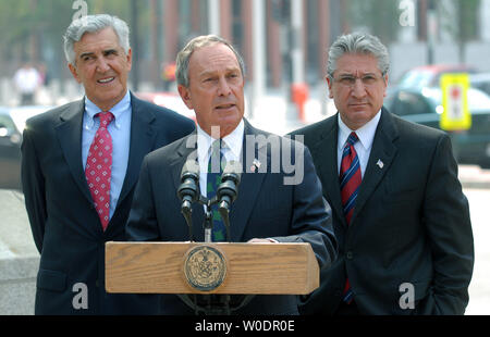 L'État de New York républicain le chef de la majorité au Sénat Joseph L. Bruno, maire de la ville de New York Michael Bloomberg et démocratique de l'Assemblée de l'État de New York au chef de la minorité James Tedisco (G à D) discuter de leur réunion avec le ministère des Transports des É.-U. à Washington le 10 juillet 2007. Bloomberg fait pression pour l'argent du gouvernement fédéral pour créer des zones sans frais pour les zones encombrées de la ville de New York. (Photo d'UPI/Roger L. Wollenberg) Banque D'Images