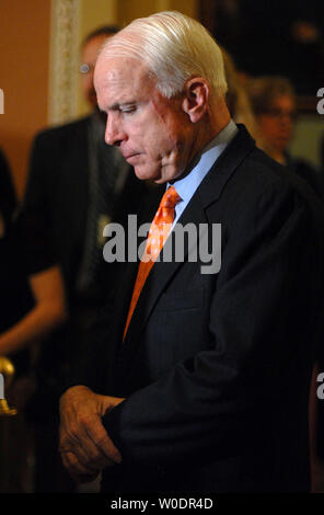 Le sénateur John McCain (R-AZ) participe à un déjeuner de la politique post conférence de presse à Washington le 10 juillet 2007. Deux conseillers principaux pour le sénateur McCain a annoncé aujourd'hui qu'ils ont quitté sa campagne présidentielle. (UPI Photo/Kevin Dietsch) Banque D'Images