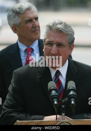 L'État de New York républicain le chef de la majorité au Sénat Joseph L. Bruno (L) et démocratique de l'Assemblée de l'État de New York au chef de la minorité James Tedisco (R) participer à une conférence de presse au sujet demandé du financement fédéral pour les problèmes de transport de New York à l'extérieur de l'immeuble du ministère des Transports des États-Unis à Washington le 10 juillet 2007. (UPI/Photo Dominic Bracco II) Banque D'Images