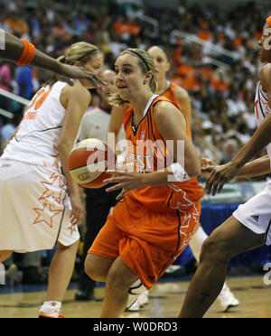 San Antonio Silver Stars guard Becky Hammon de la Western Conference All-Stars durs pour le net au cours de la WNBA All-Star Game au Verizon Center à Washington le 15 juillet 2007. (UPI/Photo Dominic Bracco II) Banque D'Images