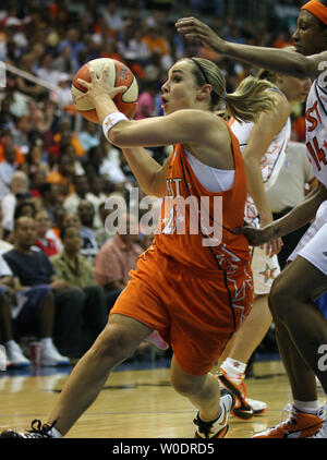 San Antonio Silver Stars guard Becky Hammon de la Western Conference All-Stars durs pour le net au cours de la WNBA All-Star Game au Verizon Center à Washington le 15 juillet 2007. (UPI/Photo Dominic Bracco II) Banque D'Images