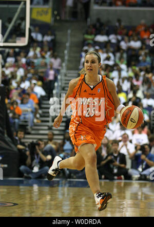 San Antonio Silver Stars guard Becky Hammon de la Western Conference All-Stars durs pour le net au cours de la WNBA All-Star Game au Verizon Center à Washington le 15 juillet 2007. (UPI/Photo Dominic Bracco II) Banque D'Images