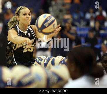 San Antonio Silver Stars guard Becky Hammon de la Western Conference All-Stars passe le ballon au cours de la compétition d'aptitude le 15 juillet 2007 dans le WNBA All-Star Game au Verizon Center à Washington, D.C. Hammon a remporté la compétition. (UPI Photo/ David Brody) Banque D'Images