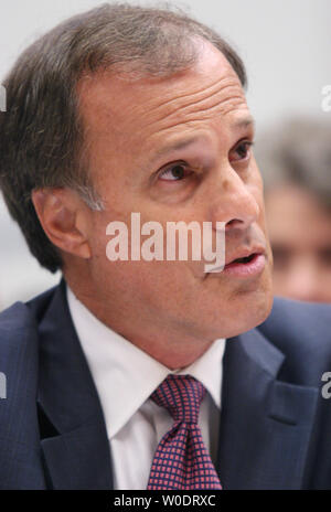 Alan Kessler, vice-président de l'US Postal Service conseil des gouverneurs témoigne devant la Chambre du Comité de surveillance et la réforme du gouvernement à Washington le 19 juillet 2007. L'audience a évoqué la possibilité de l'United States Postal Service externaliser certains aspects de leurs services aux entrepreneurs indépendants. (UPI/Photo Dominic Bracco II) Banque D'Images