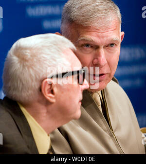 Le général James Conway (R), commandant de la Marine Corps, parle avec John Fales, un ancien marine sergent au Vietnam et Purple Heart destinataire, au National Press Club à Washington le 20 juillet 2007. (Photo d'UPI/David Brody) Banque D'Images