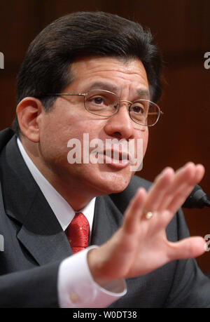 Procureur général des États-Unis, Alberto Gonzales témoigne devant un comité judiciaire du Sénat audition sur la surveillance du ministère de la Justice des États-Unis à Washington le 24 juillet 2007. (UPI Photo/Kevin Dietsch) Banque D'Images