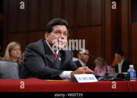 Procureur général des États-Unis, Alberto Gonzales témoigne devant un comité judiciaire du Sénat audition sur la surveillance du ministère de la Justice des États-Unis à Washington le 24 juillet 2007. (UPI Photo/Kevin Dietsch) Banque D'Images