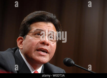 Procureur général des États-Unis, Alberto Gonzales témoigne devant un comité judiciaire du Sénat audition sur la surveillance du ministère de la Justice des États-Unis à Washington le 24 juillet 2007. (UPI Photo/Kevin Dietsch) Banque D'Images