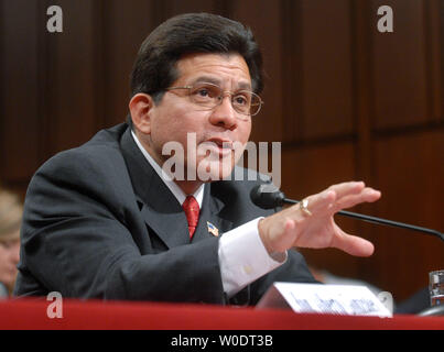 Procureur général des États-Unis, Alberto Gonzales témoigne devant un comité judiciaire du Sénat audition sur la surveillance du ministère de la Justice des États-Unis à Washington le 24 juillet 2007. (UPI Photo/Kevin Dietsch) Banque D'Images