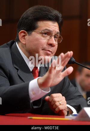 Procureur général des États-Unis, Alberto Gonzales témoigne devant un comité judiciaire du Sénat audition sur la surveillance du ministère de la Justice des États-Unis à Washington le 24 juillet 2007. (UPI Photo/Kevin Dietsch) Banque D'Images