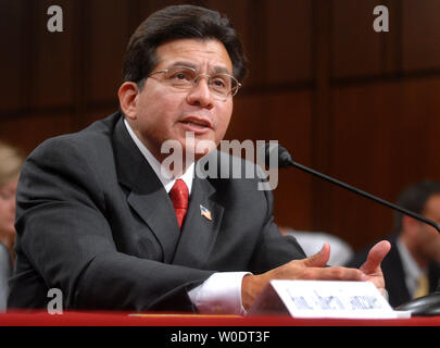 Procureur général des États-Unis, Alberto Gonzales témoigne devant un comité judiciaire du Sénat audition sur la surveillance du ministère de la Justice des États-Unis à Washington le 24 juillet 2007. (UPI Photo/Kevin Dietsch) Banque D'Images