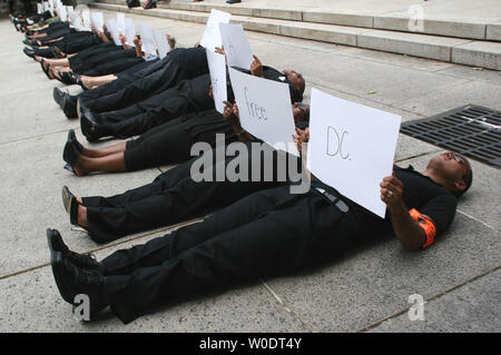 Millions de Maman Mars et pas de meurtres dc tenir à se coucher protester pour demander un renforcement des restrictions d'armes à feu à l'extérieur du Palais fédéral Barrett Prettyman Annexe à Washington le 24 juillet 2007. (UPI/Photo Dominic Bracco II) Banque D'Images