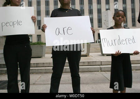 Millions de Maman Mars et pas de meurtres dc tenir à se coucher protester pour demander un renforcement des restrictions d'armes à feu à l'extérieur du Palais fédéral Barrett Prettyman Annexe à Washington le 24 juillet 2007. (UPI/Photo Dominic Bracco II) Banque D'Images