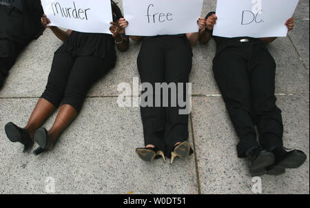 Millions de Maman Mars et pas de meurtres dc tenir à se coucher protester pour demander un renforcement des restrictions d'armes à feu à l'extérieur du Palais fédéral Barrett Prettyman Annexe à Washington le 24 juillet 2007. (UPI/Photo Dominic Bracco II) Banque D'Images