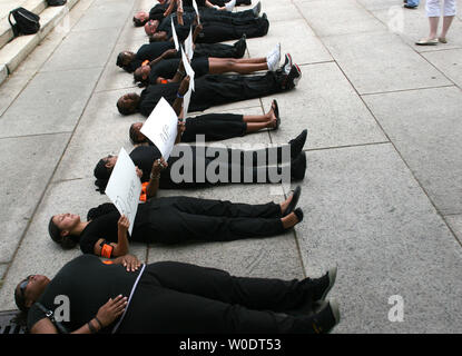 Millions de Maman Mars et pas de meurtres dc tenir à se coucher protester pour demander un renforcement des restrictions d'armes à feu à l'extérieur du Palais fédéral Barrett Prettyman Annexe à Washington le 24 juillet 2007. (UPI/Photo Dominic Bracco II) Banque D'Images