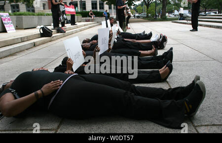 Millions de Maman Mars et pas de meurtres dc tenir à se coucher protester pour demander un renforcement des restrictions d'armes à feu à l'extérieur du Palais fédéral Barrett Prettyman Annexe à Washington le 24 juillet 2007. (UPI/Photo Dominic Bracco II) Banque D'Images