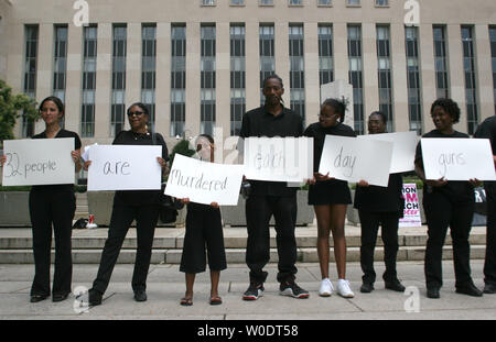 Millions de Maman Mars et pas de meurtres dc tenir à se coucher protester pour demander un renforcement des restrictions d'armes à feu à l'extérieur du Palais fédéral Barrett Prettyman Annexe à Washington le 24 juillet 2007. (UPI/Photo Dominic Bracco II) Banque D'Images