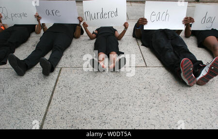 Millions de Maman Mars et pas de meurtres dc tenir à se coucher protester pour demander un renforcement des restrictions d'armes à feu à l'extérieur du Palais fédéral Barrett Prettyman Annexe à Washington le 24 juillet 2007. (UPI/Photo Dominic Bracco II) Banque D'Images