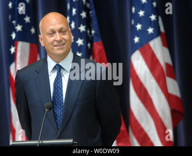 Baseball Hall of Famer Cal Ripken Jr. parle aux médias après avoir été annoncée comme un sport spécial envoyé spécial dans le département d'État au cours d'une cérémonie au département d'Etat à Washington le 13 août 2007. (UPI Photo/Kevin Dietsch) Banque D'Images