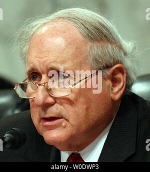 Le sénateur Carl Levin, D-MI, préside une audience du Comité des forces armées du Sénat pour discuter des conclusions de l'évaluation indépendante des Forces de sécurité iraquiennes Rapport de la Commission sur la colline du Capitole à Washington, le 6 septembre 2007. (Photo d'UPI/Roger L. Wollenberg) Banque D'Images