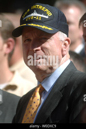 Le sénateur John McCain (R-AZ) assiste à un rassemblement d'Anciens Combattants pour la liberté à Washington le 18 septembre 2007. Les vétérinaires pour la liberté, qui déclare lui-même la voix de premier plan représentant les anciens combattants et les troupes d'Iraq et d'Afghanistan, qui a eu lieu le rallye d'apporter l'attention du Congrès à leur cause. (UPI Photo/Kevin Dietsch) Banque D'Images