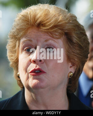 Sen. Debbie Stabenow (D-MI) appels de fonds fédéraux destinés à la guerre en Irak et affectés à la police locale lors d'une conférence de presse au Sénat Supérieur Parc sur la colline du Capitole à Washington le 26 septembre 2007. (Photo d'UPI/Alexis C. Glenn) Banque D'Images