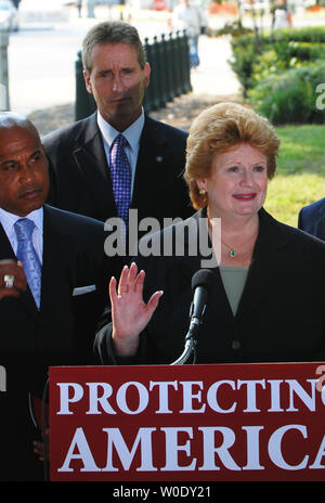 Sen. Debbie Stabenow (D-MI) (R) appels de fonds fédéraux destinés à la guerre en Irak et affectés à la police locale lors d'une conférence de presse au Sénat Supérieur Parc sur la colline du Capitole à Washington le 26 septembre 2007. Trenton, New Jersey Maire Douglas Palmer (L) et de Rochester, New York, le maire Robert Duffy. (Photo d'UPI/Alexis C. Glenn) Banque D'Images