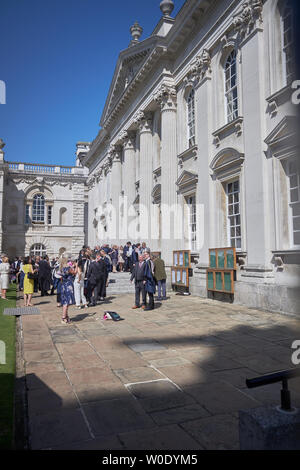 Jour de fête à l'université de Cambridge, en Angleterre, que les étudiants diplômés dans leurs robes académiques célébrer avec votre famille et vos amis dans le parc du Sénat Chambre après leur cérémonie de remise des diplômes le 27 juin 2019. Banque D'Images