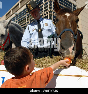Ben Stern, 2, d'Arlington, Virginie, aux États-Unis, un Stonewall flux Park Police cheval, à l'occasion d'un buffet de pommes de terre, carottes et de foin que Jeff Giebel se distingue par près du Verizon Center à Washington le 10 octobre 2007. La Washington International Horse Show a fait don du déjeuner et près de 15 000 $ de la chaux sable, un mélange gazon spécialité bon pour les chevaux, au Parc de la police. (Photo d'UPI/Roger L. Wollenberg) Banque D'Images