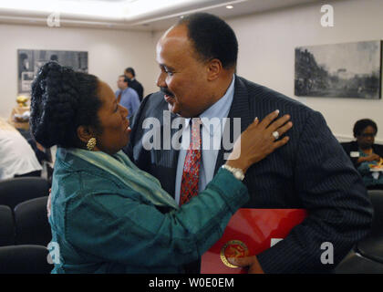 Martin Luther King III (R) accueille Rep. Shelia Jackson-Lee (D-TX) lors d'une réception pour son nouveau documentaire intitulé 'La pauvreté en Amérique latine : Les voix de la pauvreté, la voix de l'espoir' sur la colline du Capitole à Washington le 24 octobre 2007. (Photo d'UPI/Alexis C. Glenn) Banque D'Images