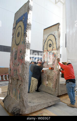 La position des travailleurs articles de la Mur de Berlin d'origine au Newseum qui est actuellement en construction, le 30 octobre 2007, à Washington. Huit sections du mur et une tour de garde sera à l'affiche lorsque le musée est fini. (Photo d'UPI/Roger L. Wollenberg) Banque D'Images