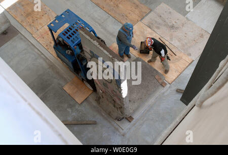 La position des travailleurs articles de la Mur de Berlin d'origine au Newseum qui est actuellement en construction, le 30 octobre 2007, à Washington. Huit sections du mur et une tour de garde sera à l'affiche lorsque le musée est fini. (Photo d'UPI/Roger L. Wollenberg) Banque D'Images