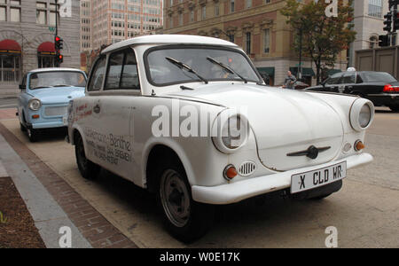 Trabants, produites dans l'Allemagne de l'Est communiste à partir de 1957-1991, sont exposées à Washington le 9 novembre 2007, le 18e anniversaire de la chute du Mur de Berlin. Des milliers d'Allemands ont poussé les Trabants à l'ouest, au goût de liberté que le mur est tombé. Grâce à la nostalgie, aujourd'hui les visiteurs de Berlin peuvent visiter la ville en deux temps, deux cylindres, 25 cv voitures. (Photo d'UPI/Roger L. Wollenberg) Banque D'Images