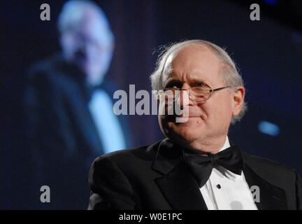 Le sénateur Carl Levin (D-MI) introduit le sénateur John Warner (R-VA), comme la Fondation de l'Université de la Défense nationale rend hommage à Warner avec un américain Patriot Award, à Washington le 16 novembre 2007. (Photo d'UPI/Alexis C. Glenn Banque D'Images