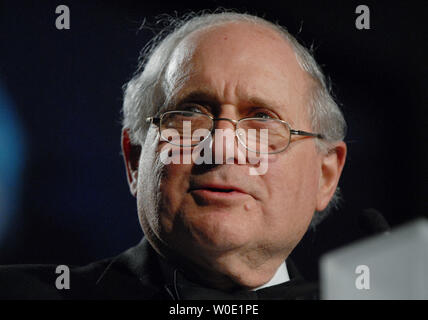 Le sénateur Carl Levin (D-MI) introduit le sénateur John Warner (R-VA), comme la Fondation de l'Université de la Défense nationale rend hommage à Warner avec un américain Patriot Award, à Washington le 16 novembre 2007. (Photo d'UPI/Alexis C. Glenn Banque D'Images