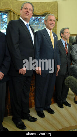 Le président américain George W. Bush (C) est rejoint par le prix Nobel de la paix, l'ancien Vice-président Al Gore (L) et le prix Nobel en Économie Le Dr Eric Maskin lors d'une séance de photos avec les bénéficiaires du Prix Nobel 2007 dans le bureau ovale à la Maison Blanche à Washington le 26 novembre 2007. (UPI Photo/Kevin Dietsch) Banque D'Images