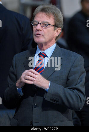 Ministre français des Affaires étrangères et européennes Bernard Kouchner attend le début de la Conférence de paix d'Annapolis au Memorial Hall de l'United States Naval Academy à Annapolis, Maryland le 27 novembre 2007. Les réunions sont ciblés sur la résolution du conflit israélo-palestinien avec la création d'un État palestinien. (UPI Photo/Kevin Dietsch) Banque D'Images