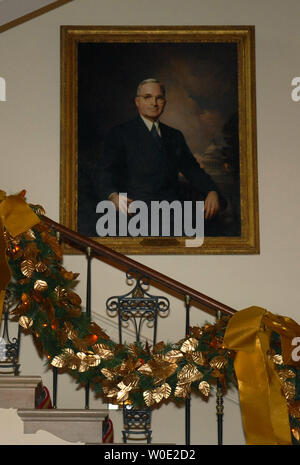 Maison de décoration sont vus sous un portrait de l'ancien président Harry S. Truman à la Maison Blanche lors d'un aperçu de la Maison Blanche 2007 décorations de Noël à Washington le 29 novembre 2007. Le thème de cette années, les décorations sont "Maison de vacances dans les parcs nationaux et des traits des ornements et décorations représentant les 391 parcs nationaux, monuments, rivages et sites historiques à travers le pays. (UPI Photo/Kevin Dietsch) Banque D'Images