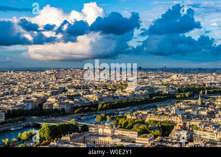 France, Paris, vue de la Tour Eiffel (de la Sainte Trinité Cathédrale Orthodoxe à la basilique du Sacré-Cœur de Paris) Banque D'Images