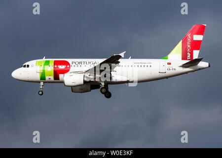 Francfort / ALLEMAGNE - 4 décembre 2012 : TAP Air Portugal Airbus A319 CS-TTI avion du passager à l'atterrissage à l'aéroport de Francfort Banque D'Images