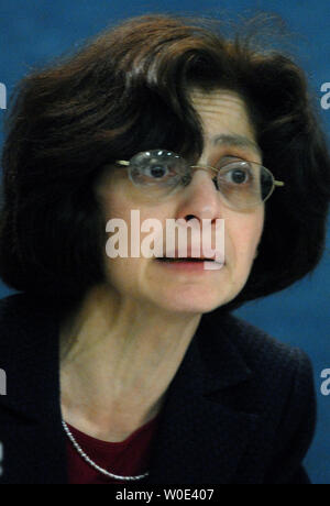 Wendy Parmet (L), co-auteur de l'American Civil Liberties Union (ACLU) rapport, participer à une pandémie d'une conférence de presse et débat sur la publication d'un nouveau rapport sur l'Agence de la santé et des libertés civiles en matière de pandémie de la protection civile à Washington le 14 janvier 2008. L'ACLU rapport a examiné la relation entre les libertés civiles et de la santé publique dans la planification en cas de pandémie. (UPI Photo/Kevin Dietsch) Banque D'Images