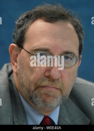 Barry Steinhardt, directeur de l'American Civil Liberties Union (ACLU) de la technologie et de la liberté, participe à une conférence de presse et débat sur la publication d'un nouveau rapport sur l'Agence de la santé et des libertés civiles en matière de pandémie de la protection civile à Washington le 14 janvier 2008. L'ACLU rapport a examiné la relation entre les libertés civiles et de la santé publique dans la planification en cas de pandémie. (UPI Photo/Kevin Dietsch) Banque D'Images