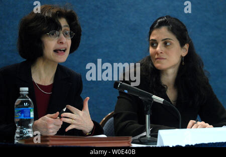 Wendy Parmet (L), co-auteur de l'American Civil Liberties Union (ACLU), rapport pandémie et Tania Simoncelli, conseiller scientifique à l'ACLU Technology and Liberty Programme, participer à une conférence de presse et débat sur la publication d'un nouveau rapport sur l'Agence de la santé et des libertés civiles en matière de pandémie de la protection civile à Washington le 14 janvier 2008. L'ACLU rapport a examiné la relation entre les libertés civiles et de la santé publique dans la planification en cas de pandémie. (UPI Photo/Kevin Dietsch) Banque D'Images