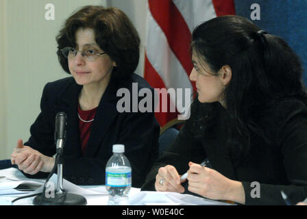 Wendy Parmet (L), co-auteur de l'American Civil Liberties Union (ACLU), rapport pandémie et Tania Simoncelli, conseiller scientifique à l'ACLU Technology and Liberty Programme, participer à une conférence de presse et débat sur la publication d'un nouveau rapport sur l'Agence de la santé et des libertés civiles en matière de pandémie de la protection civile à Washington le 14 janvier 2008. L'ACLU rapport a examiné la relation entre les libertés civiles et de la santé publique dans la planification en cas de pandémie. (UPI Photo/Kevin Dietsch) Banque D'Images