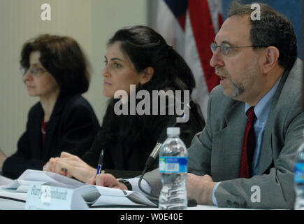 Barry Steinhardt (R), directeur de l'American Civil Liberties Union (ACLU) la technologie et la liberté, Tania Simoncelli (C), conseiller scientifique à l'ACLU Technology and Liberty Programme, et Wendy Parmet (L), co-auteur de la pandémie (ACLU) rapport, participer à une conférence de presse et débat sur la publication d'un nouveau rapport sur l'Agence de la santé et des libertés civiles en matière de pandémie de la protection civile à Washington le 14 janvier 2008. L'ACLU rapport a examiné la relation entre les libertés civiles et de la santé publique dans la planification en cas de pandémie. (UPI Photo/Kevin Dietsch) Banque D'Images